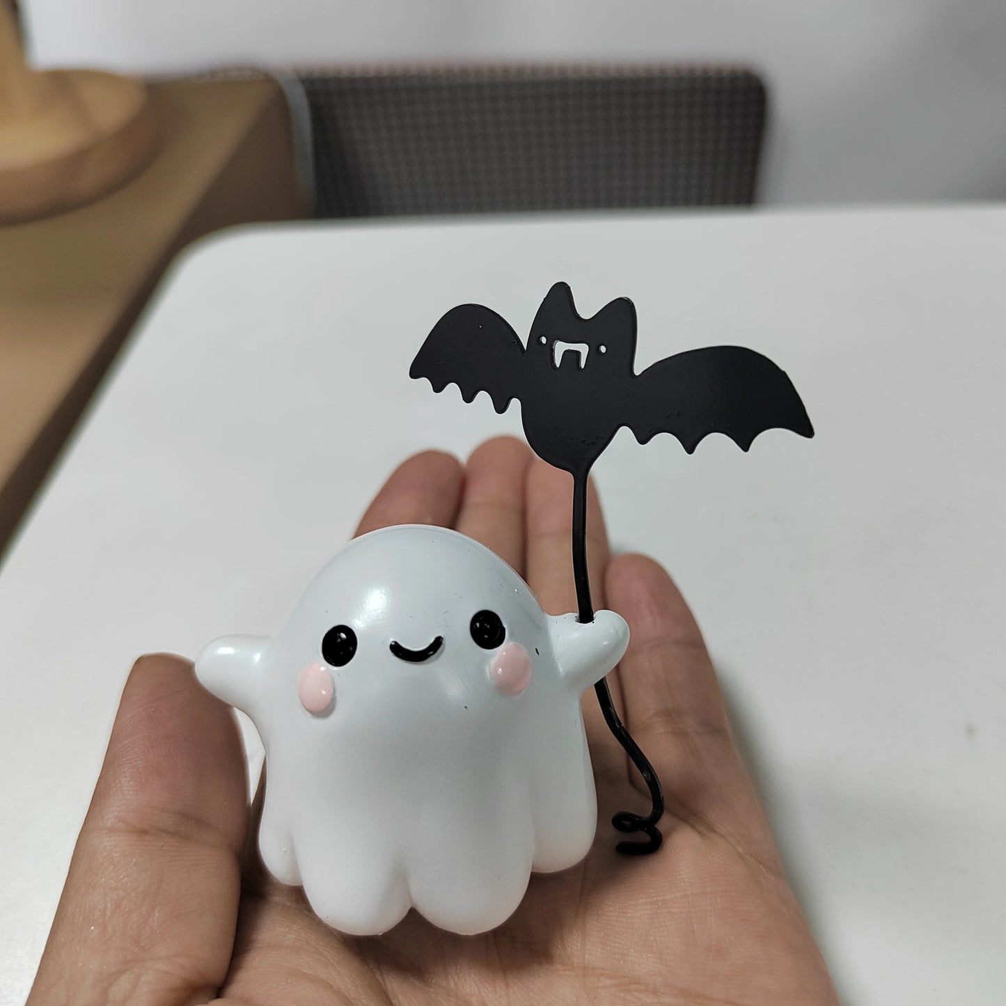 1Pc Halloween Cute Ghost Putting Bat Ornaments Ghost Bat Desktop Party Decoration Party Small Gift Little Finger Cute Ghost Toys