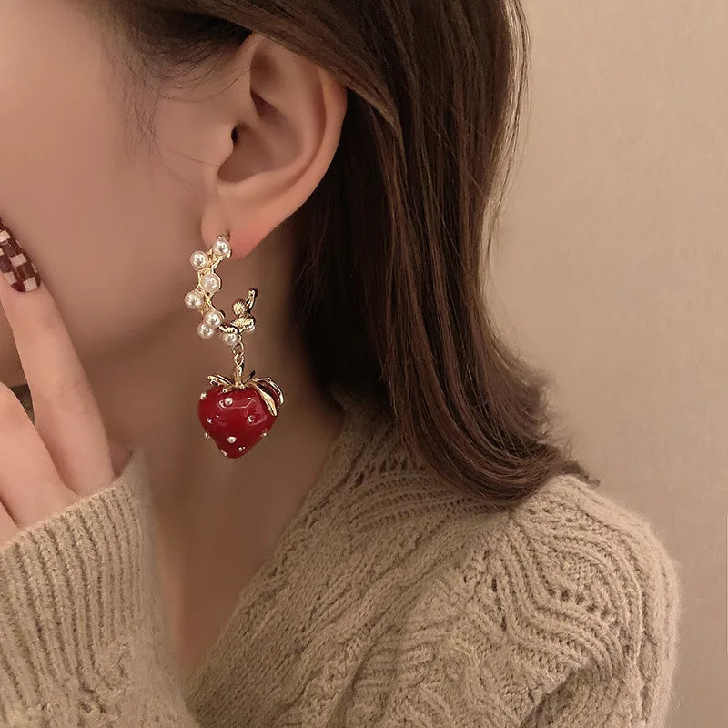 Vintage Pearl Rhinestone Strawberry C Drop Earrings for Women Sweet Romantic Gentle Dangle Earrings Exquisite Fashion Jewelry