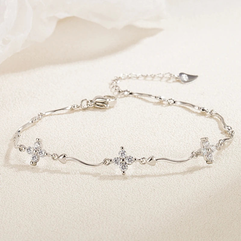 ANENJERY Sparkling Zircon Four Leaf Flower Chain Bracelet Light Luxury Design for Women Niche Simple Desgin Party Jewelry Gifts