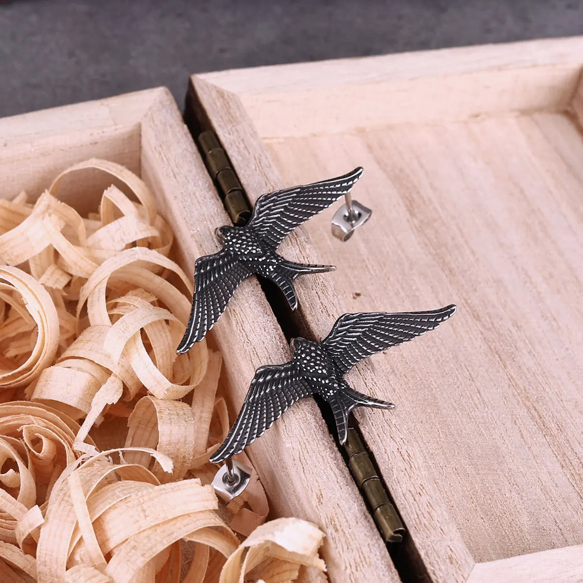 Stainless Steel Goose Crow Round Stud Earrings Punk Party Earrings for Men and Women Charming Everyday Fashion Jewelry Gifts