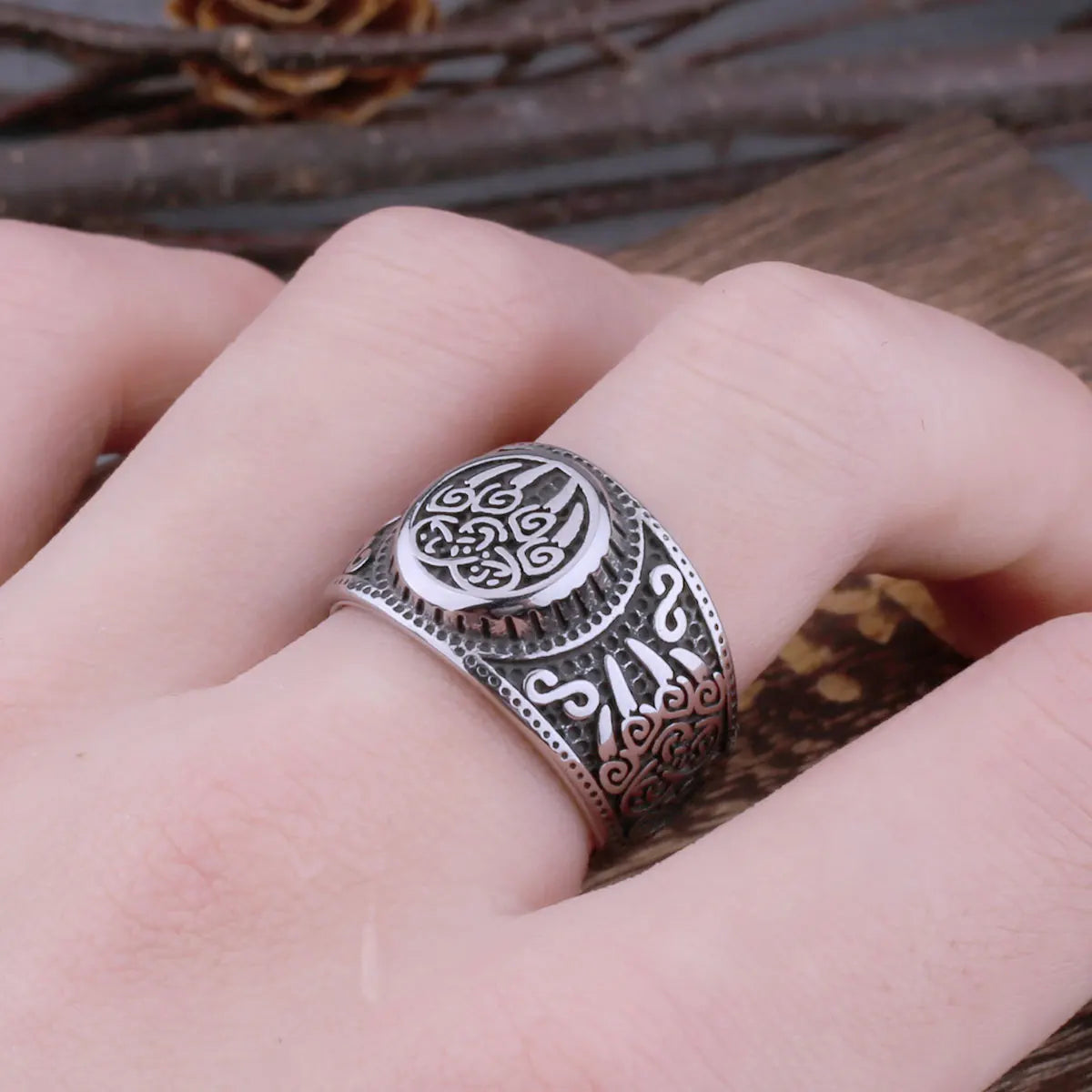 Nordic personality domineering Viking bear claw men's stainless steel ring European and American retro jewelry one piece shippin