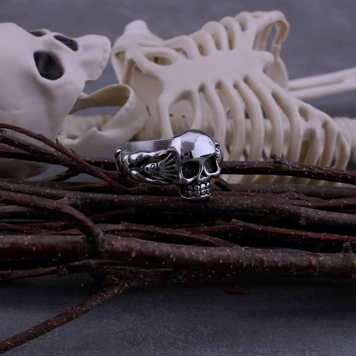 Gothic Hand Holding Skull Ring Men's Retro Rock Index Finger Hip Hop Ring Biker Street Simple Jewelry Gift Wooden Box