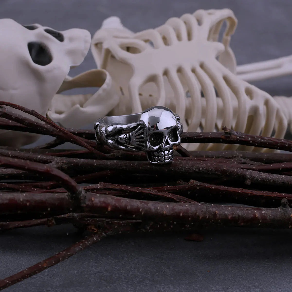 Gothic Hand Holding Skull Ring Men's Retro Rock Index Finger Hip Hop Ring Biker Street Simple Jewelry Gift Wooden Box