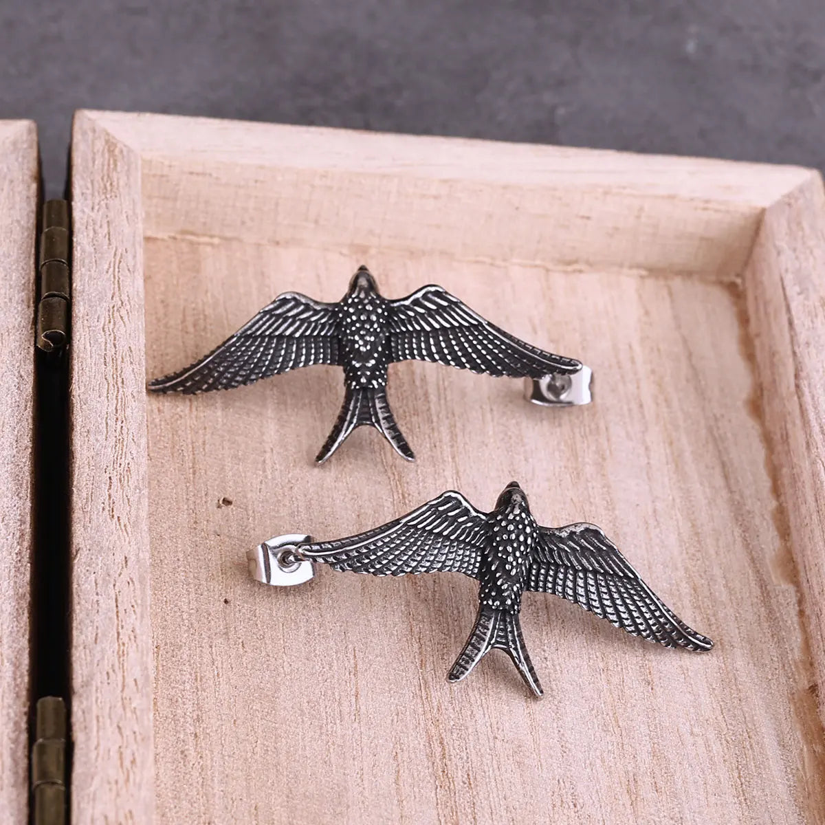 Stainless Steel Goose Crow Round Stud Earrings Punk Party Earrings for Men and Women Charming Everyday Fashion Jewelry Gifts