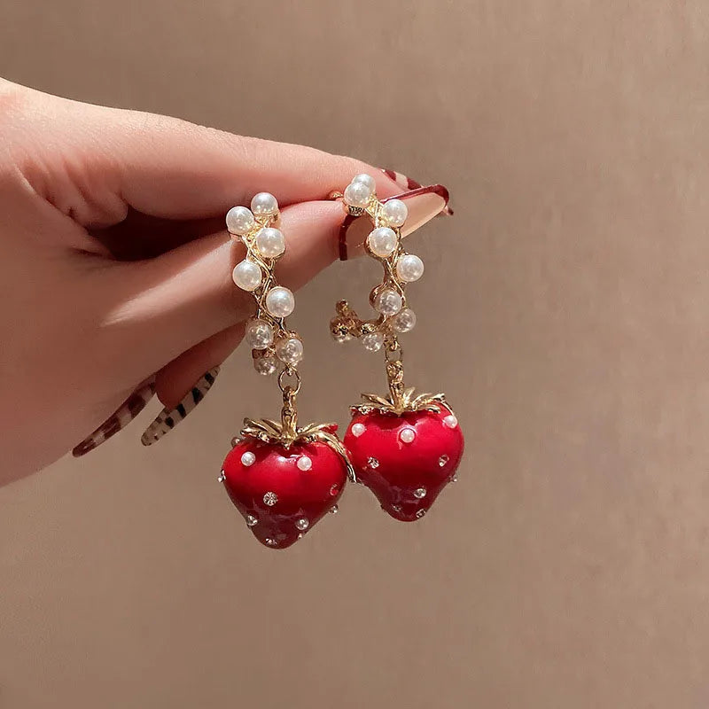 Vintage Pearl Rhinestone Strawberry C Drop Earrings for Women Sweet Romantic Gentle Dangle Earrings Exquisite Fashion Jewelry