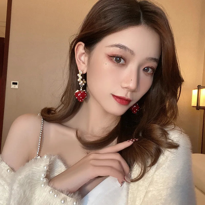 Vintage Pearl Rhinestone Strawberry C Drop Earrings for Women Sweet Romantic Gentle Dangle Earrings Exquisite Fashion Jewelry