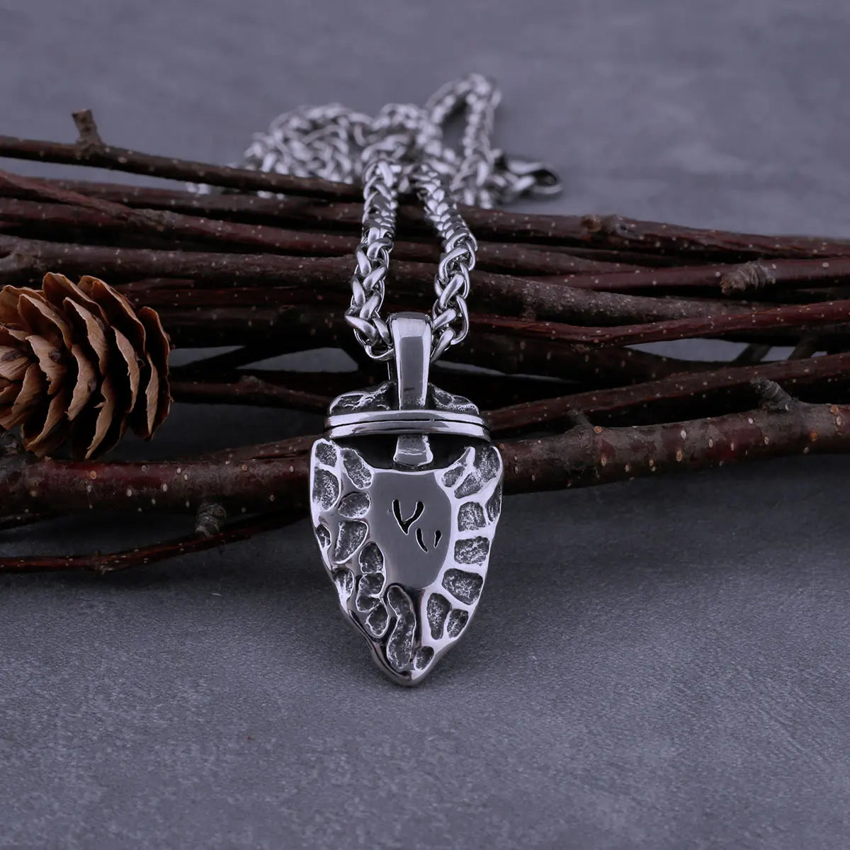 Vintage Stone Shape Arrow Necklace Men and Women Exquisite Handmade Spearhead Fashion Pendant Necklace Viking Jewelry Gift