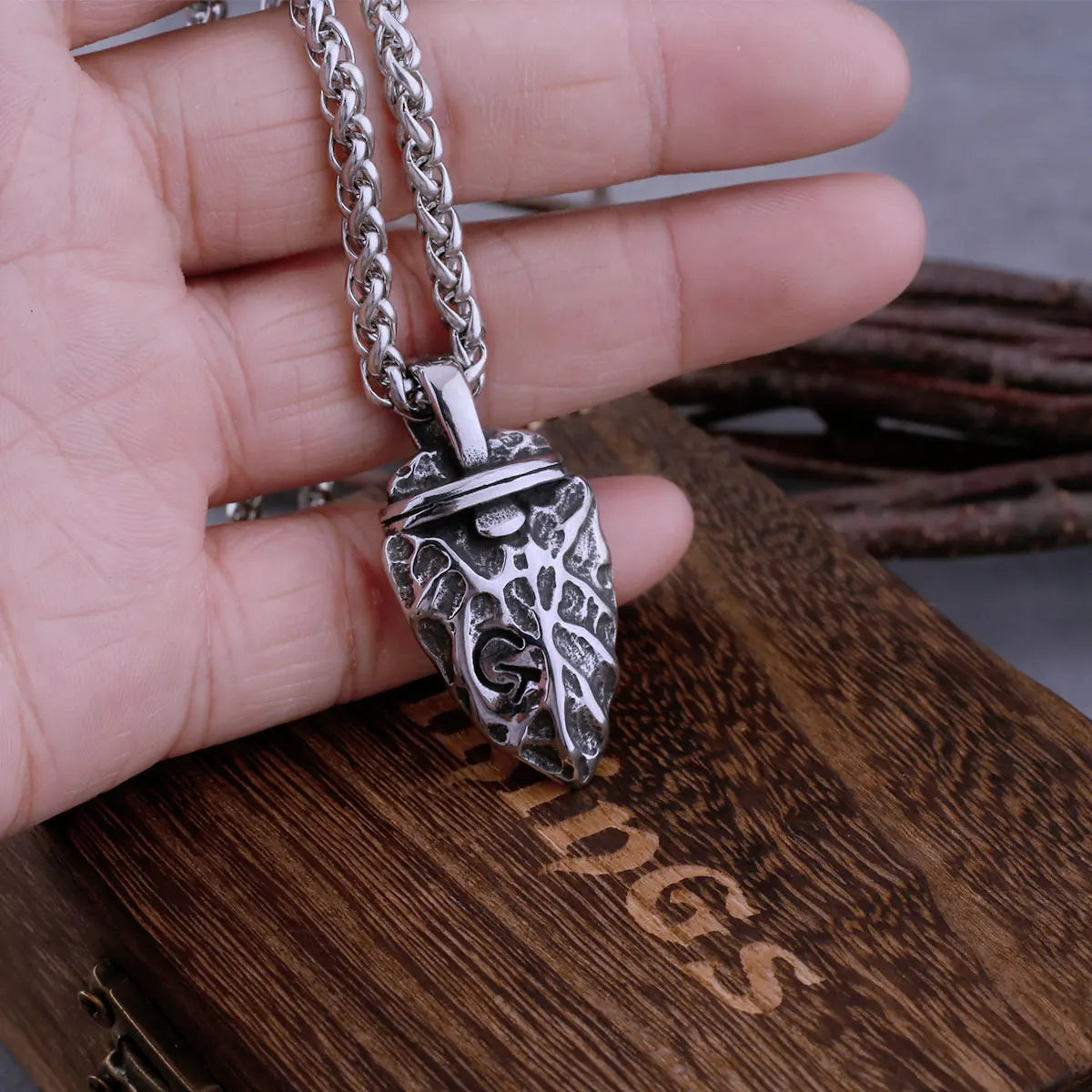 Vintage Stone Shape Arrow Necklace Men and Women Exquisite Handmade Spearhead Fashion Pendant Necklace Viking Jewelry Gift