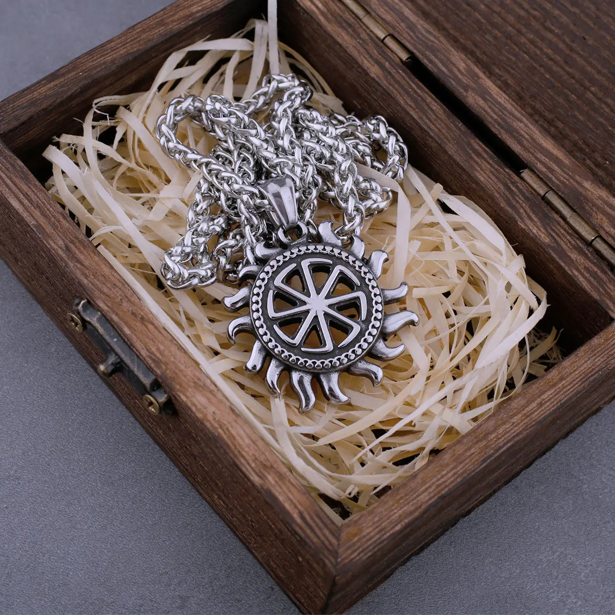 Men's Stainless Steel Vintage Sun Wheel Necklace Unique Pagan Slavic Symbol Amulet Biker Pendant Necklace Sun Symbol Jewelry