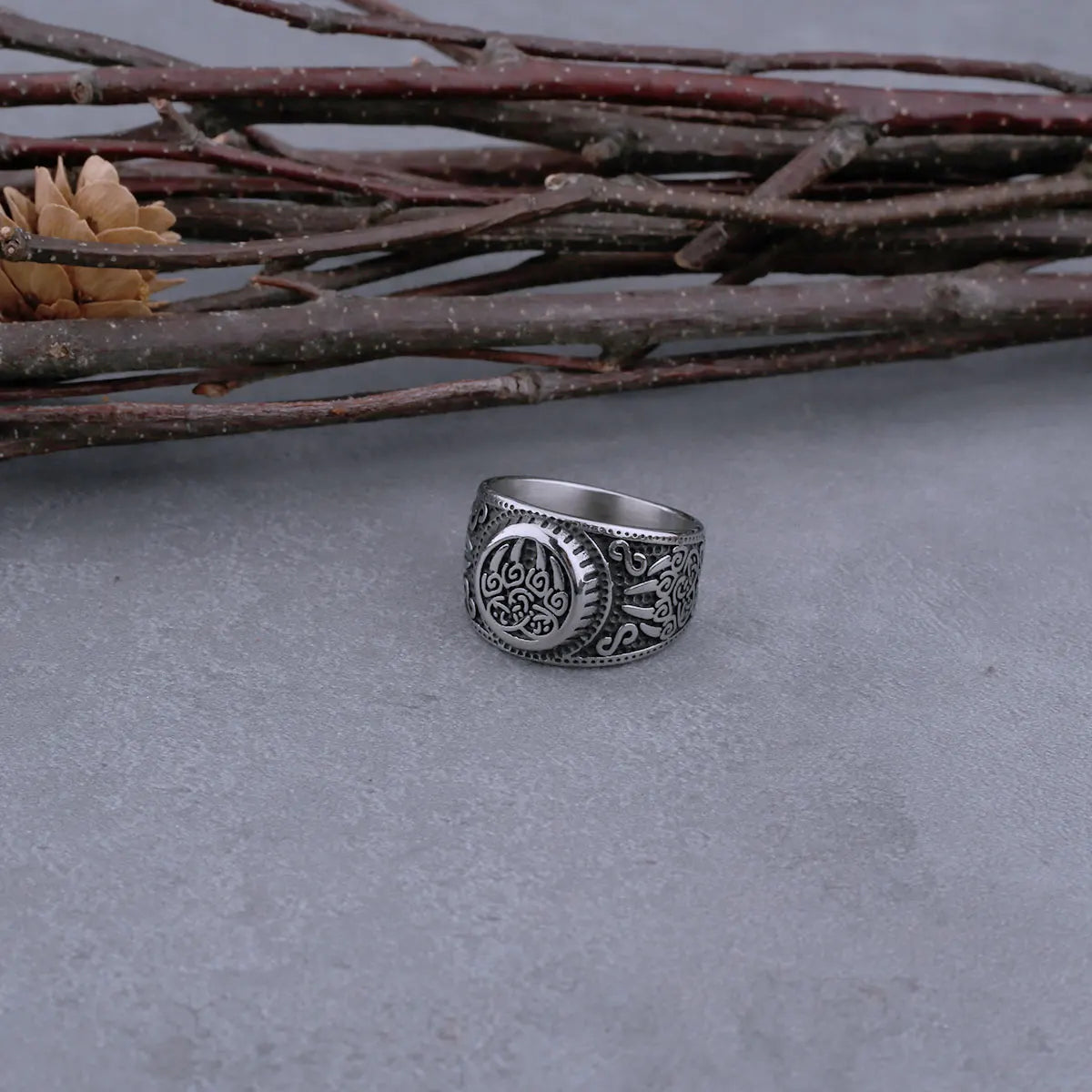 Nordic personality domineering Viking bear claw men's stainless steel ring European and American retro jewelry one piece shippin