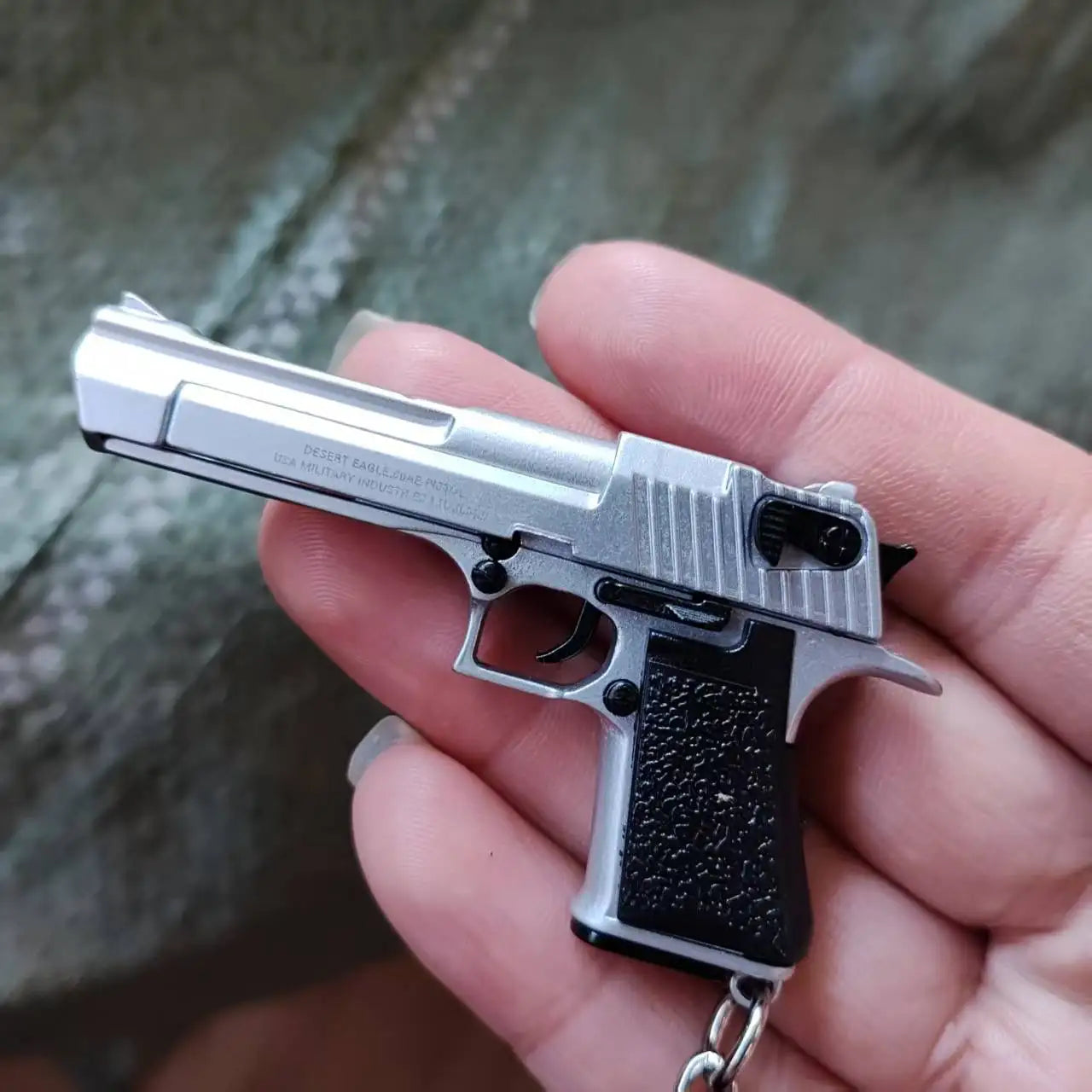 Detachable 1:4 Scale Desert Eagle Pistol Model Alloy Keychain Mini Toy Gun Weapon Keychain for Adult Kids Christmas Gift
