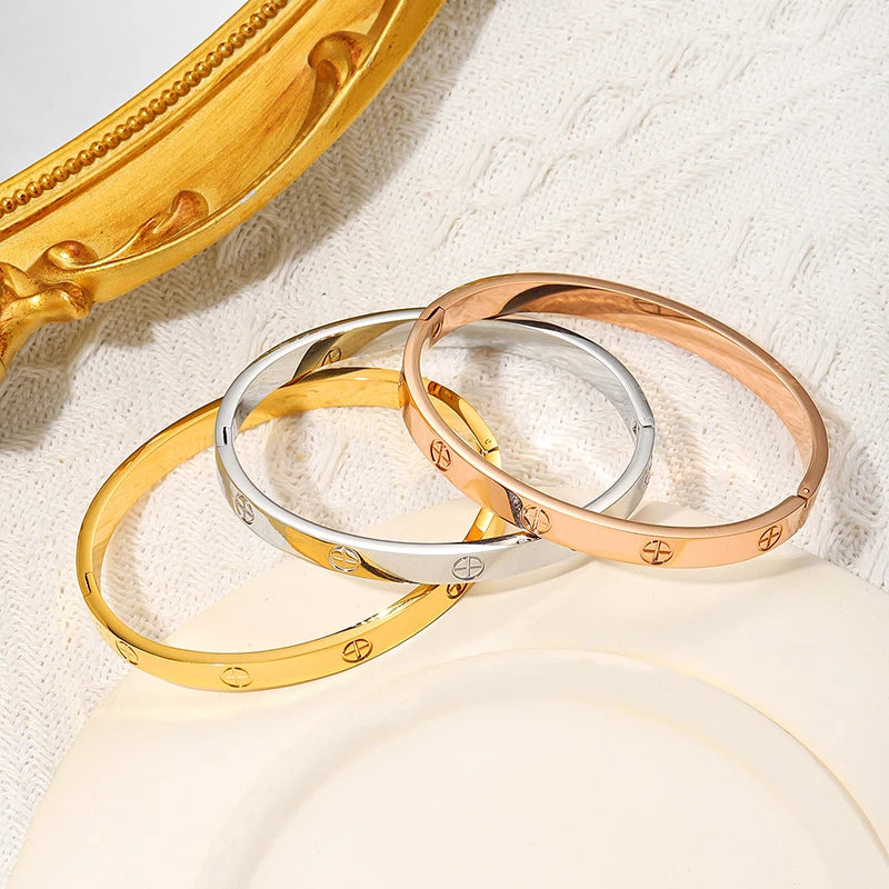 CARLIDANA Chunky 18k Gold Plated Bubble Letter Pendant Necklace Large Hollow PVD Gold Plated Initial Letter Necklace for Women