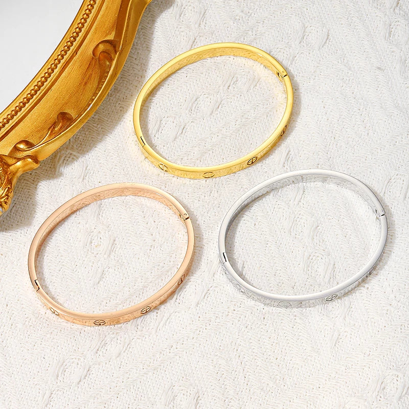 CARLIDANA Chunky 18k Gold Plated Bubble Letter Pendant Necklace Large Hollow PVD Gold Plated Initial Letter Necklace for Women