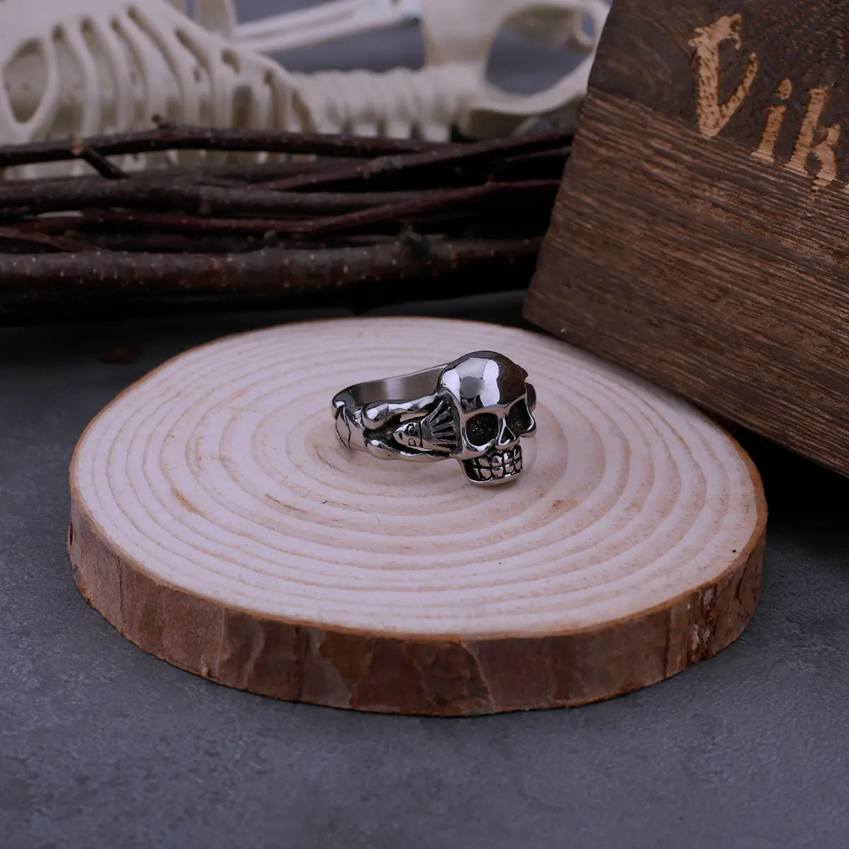 Gothic Hand Holding Skull Ring Men's Retro Rock Index Finger Hip Hop Ring Biker Street Simple Jewelry Gift Wooden Box