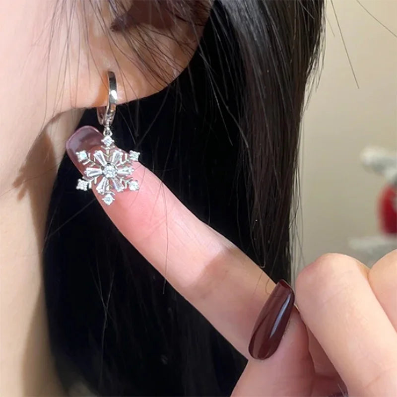 New Shiny Snowflake Earrings for Women Unique Imitation Pearl Long Chain Rhinestone Retro Pendant Earrings Fashionable Jewelry