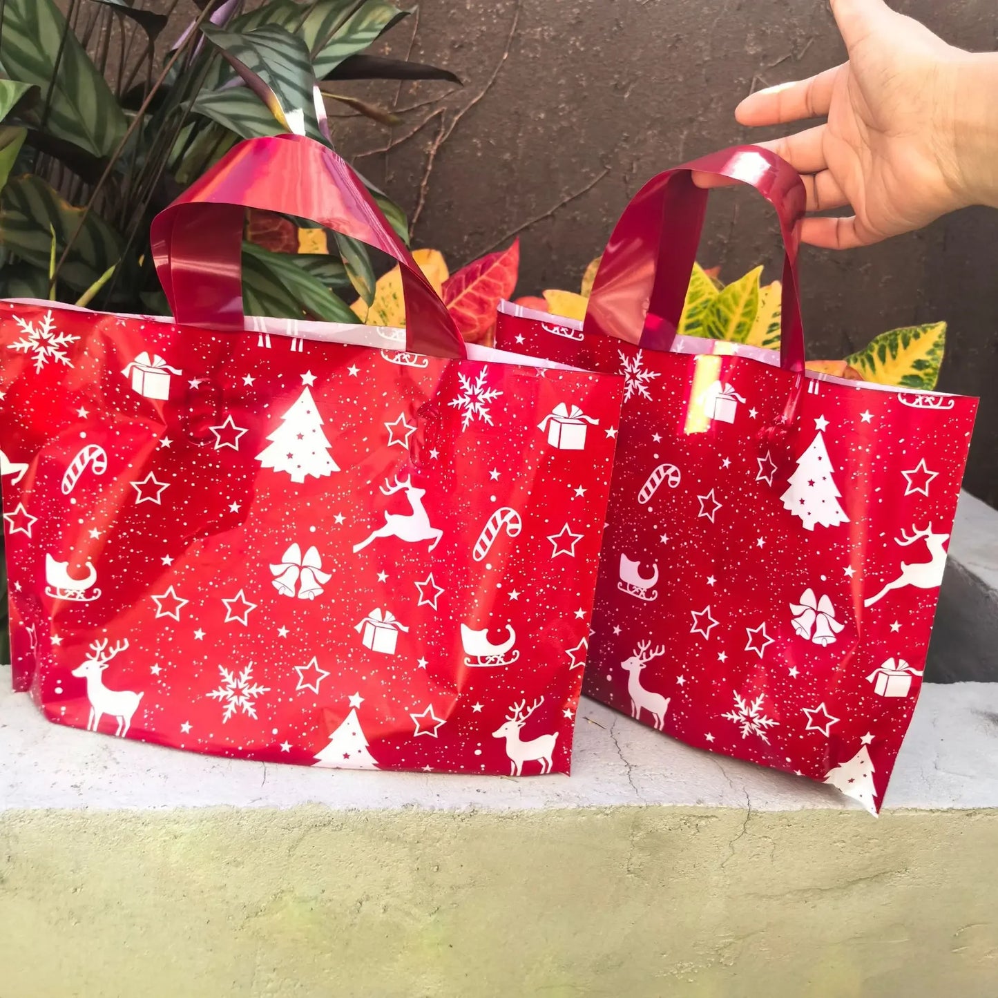 15pcs Christmas Gift Bags, Durable PP Plastic Party Favor Bags with Festive Snowflake & Reindeer Design,Reusable Tote-Style Bags