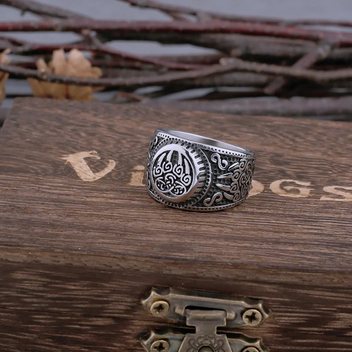 Nordic personality domineering Viking bear claw men's stainless steel ring European and American retro jewelry one piece shippin