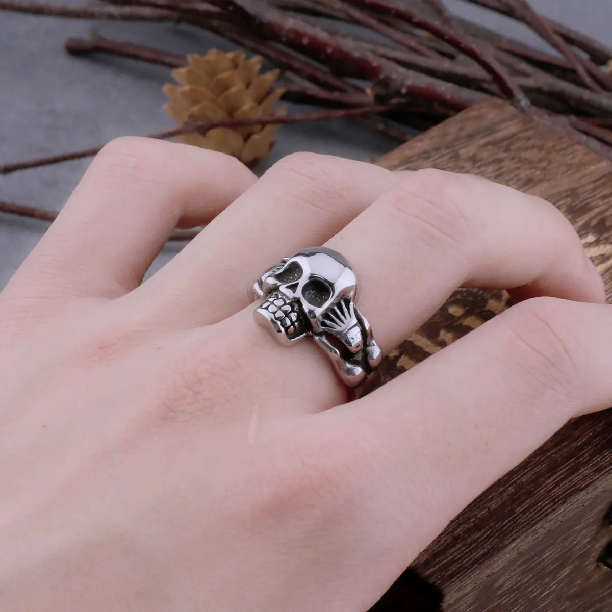 Gothic Hand Holding Skull Ring Men's Retro Rock Index Finger Hip Hop Ring Biker Street Simple Jewelry Gift Wooden Box