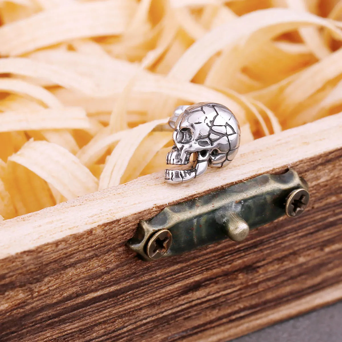 Punk Crack Skull Stud Earrings For Men Gothic Ghost Hip Hop Biker Stainless Steel Earrings Fashion Street Style Skeleton Jewelry