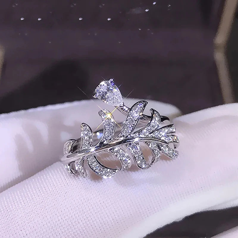 Huitan Exquisite Women Rings Leaf Design Brilliant Waterdrop Cubic Zircon Luxury Wedding Accessories Statement Rings New Jewelry