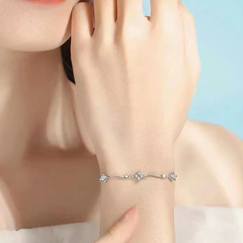 ANENJERY Sparkling Zircon Four Leaf Flower Chain Bracelet Light Luxury Design for Women Niche Simple Desgin Party Jewelry Gifts