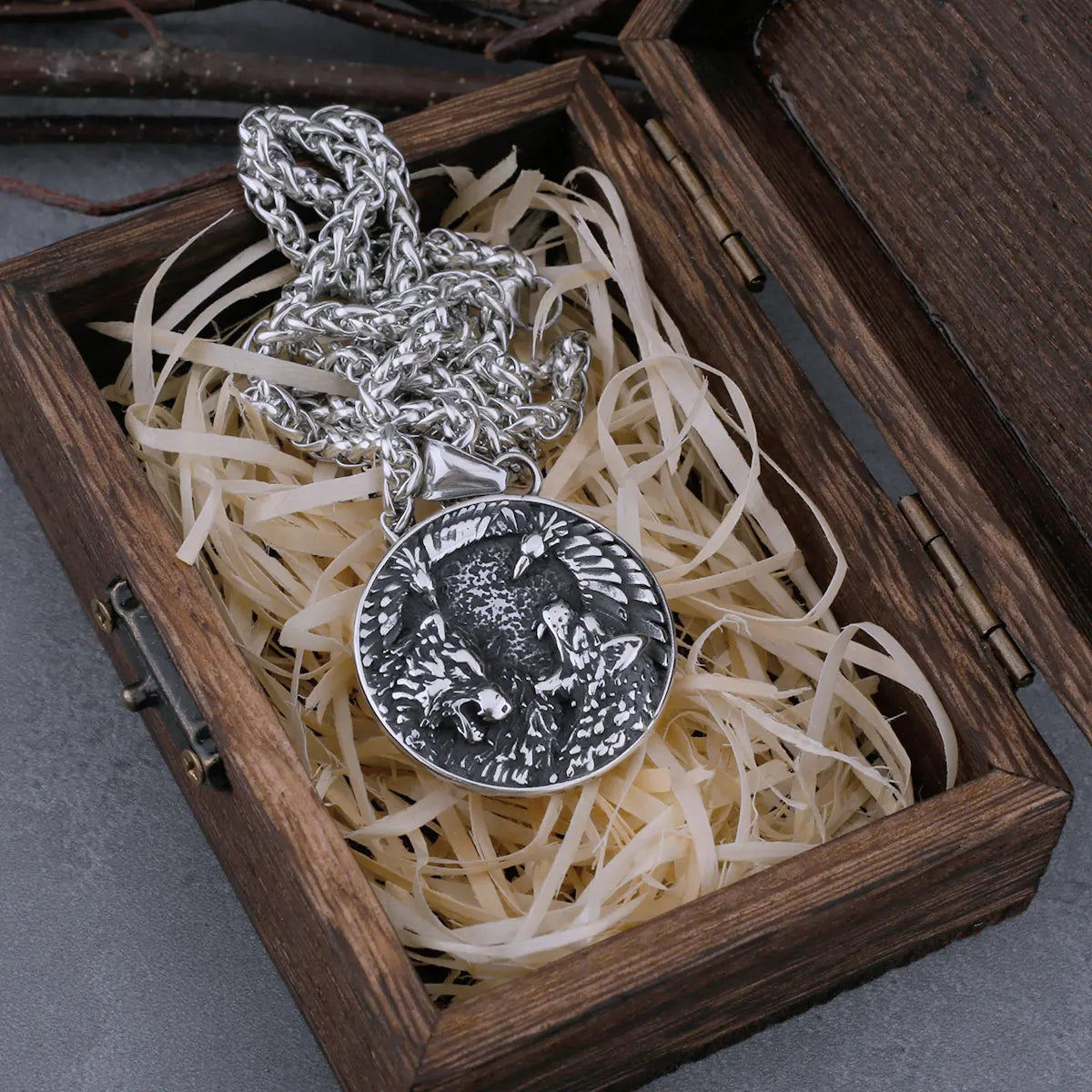 Men's Viking Wolf Head and Crow Road Sign Compass Necklace Nordic Wolf Animal Pendant Viking Wolf Stainless Steel Jewelry Gift