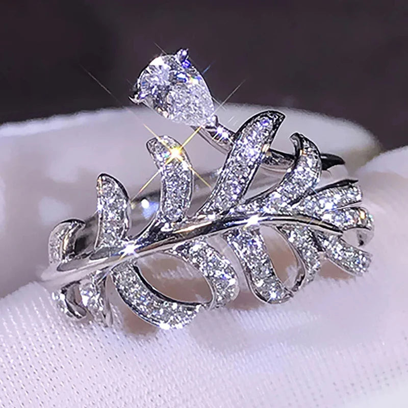 Huitan Exquisite Women Rings Leaf Design Brilliant Waterdrop Cubic Zircon Luxury Wedding Accessories Statement Rings New Jewelry