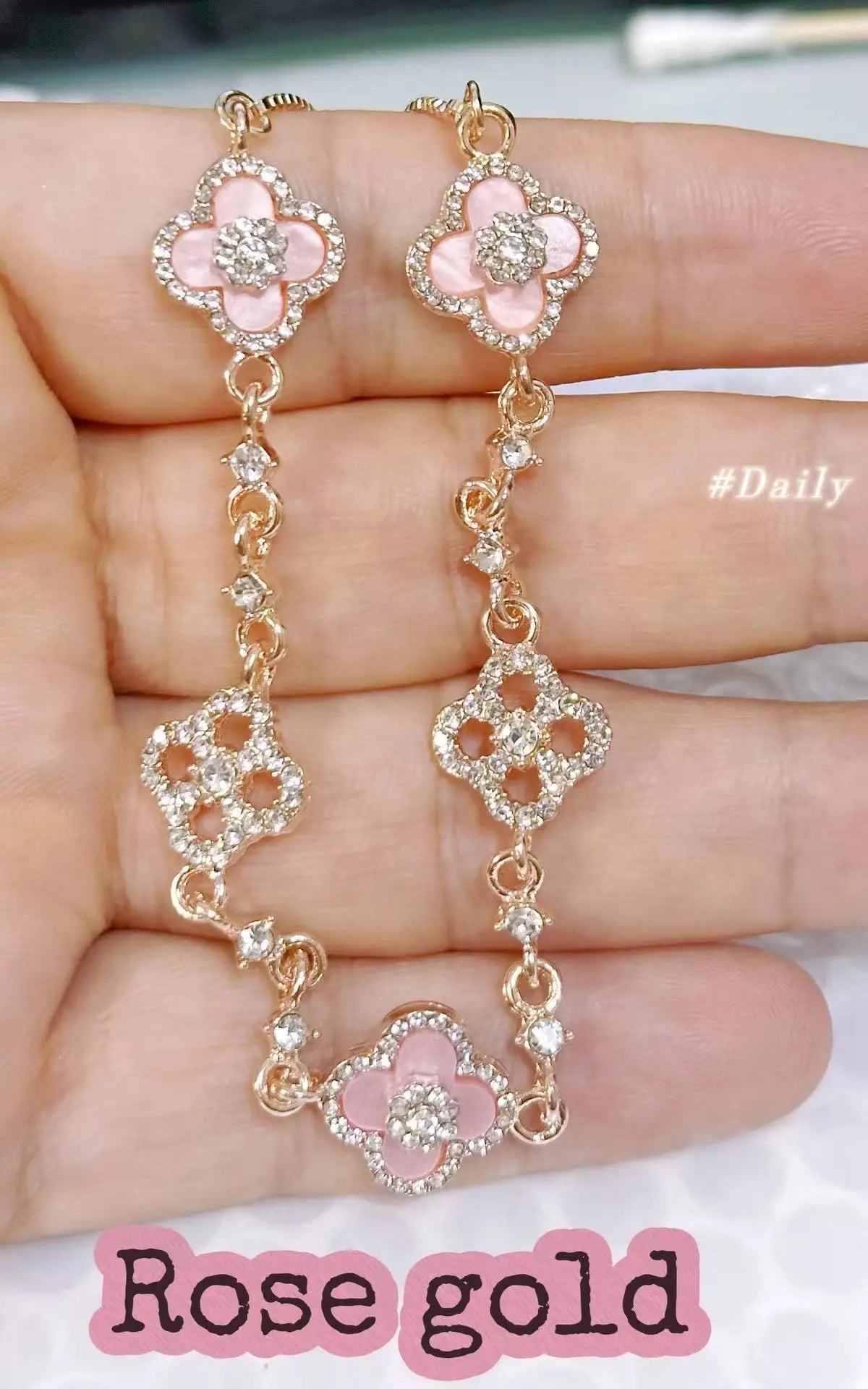 Qimeng Sweet Cherry" Vintage Pink Mother-of-Pearl Four-Leaf Clover Bracelet with Micro-Zirconia Inlay and Cutout Design