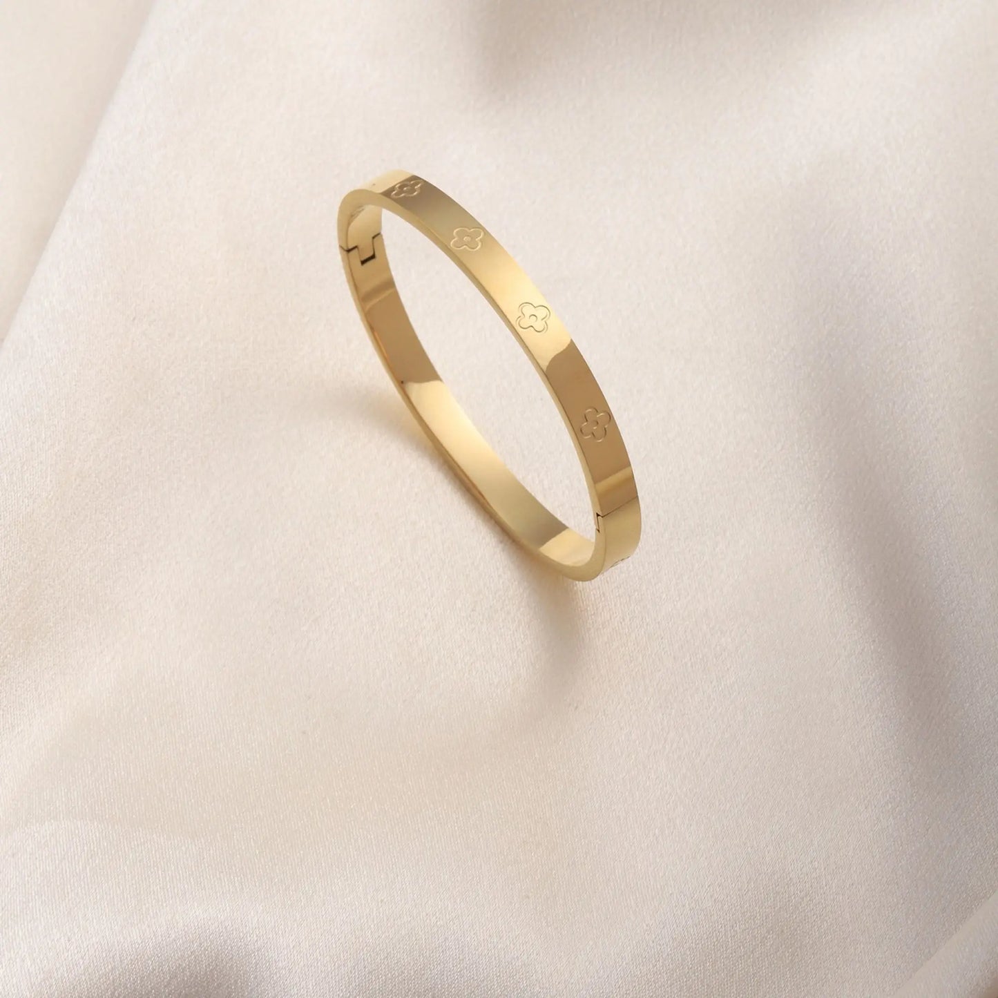 CARLIDANA Chunky 18k Gold Plated Bubble Letter Pendant Necklace Large Hollow PVD Gold Plated Initial Letter Necklace for Women