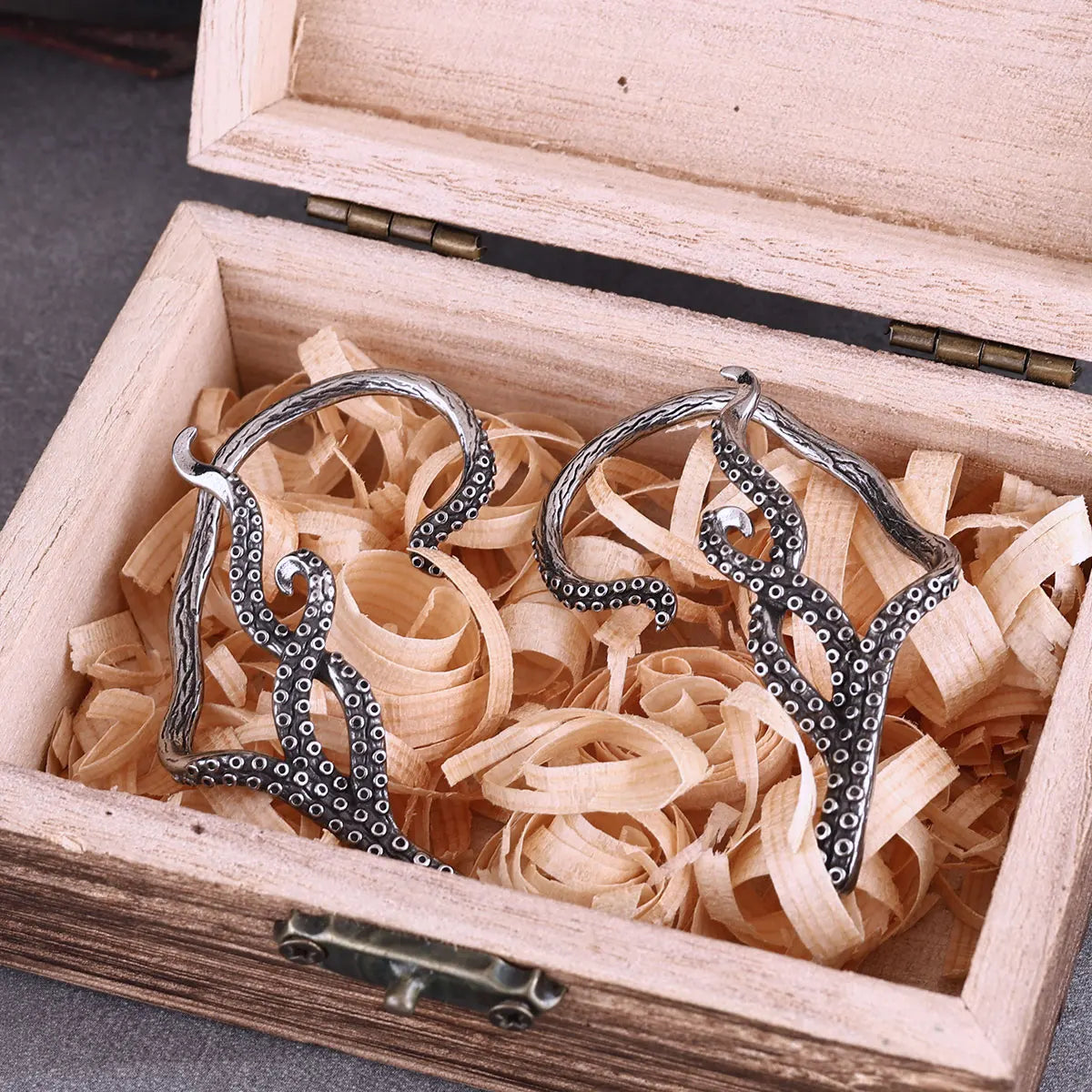 Vintage Twisted Snake Man and Woman Fashion Hip Hop Earrings Stainless Steel Dangle Earring Fashion Personalized Jewelry Gift