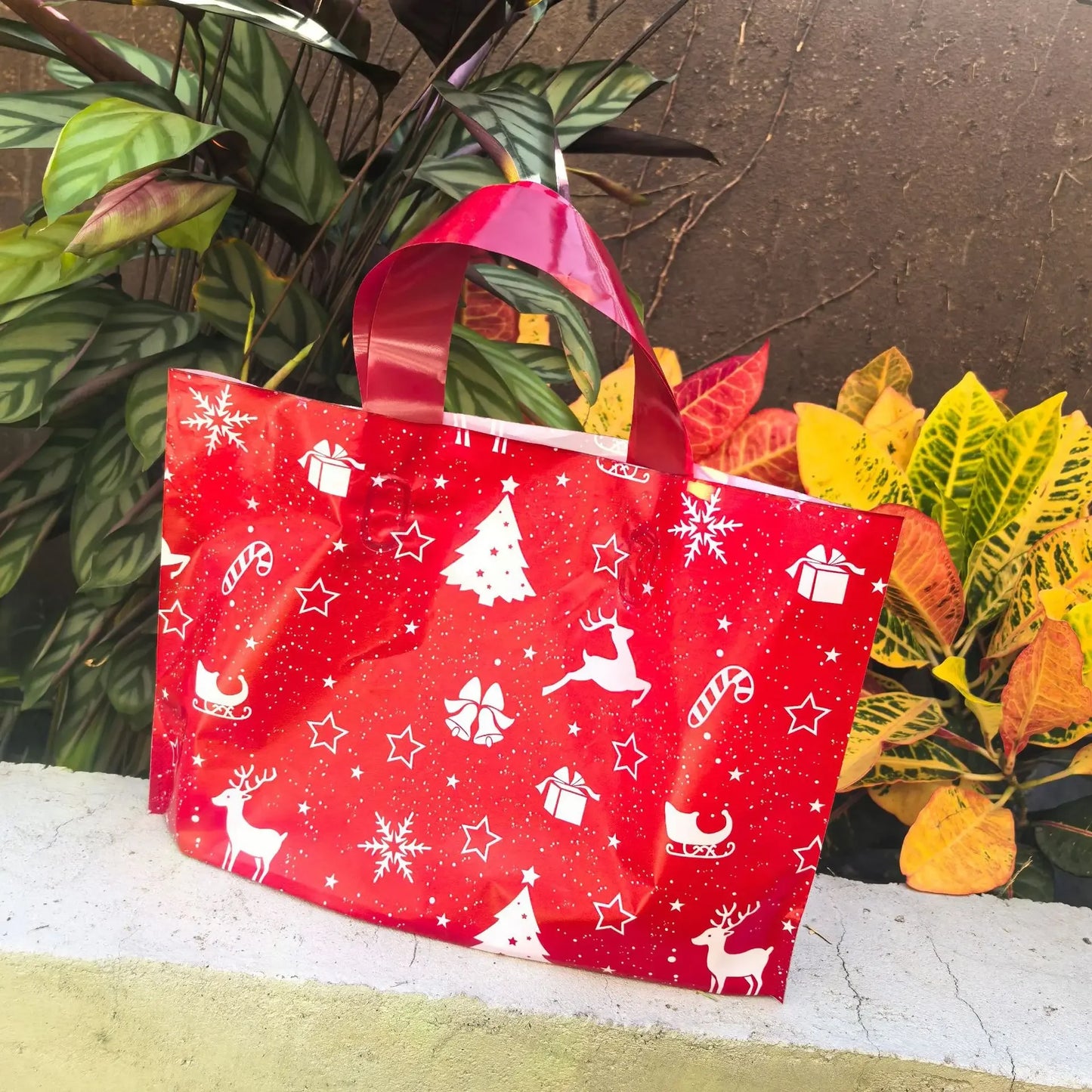 15pcs Christmas Gift Bags, Durable PP Plastic Party Favor Bags with Festive Snowflake & Reindeer Design,Reusable Tote-Style Bags