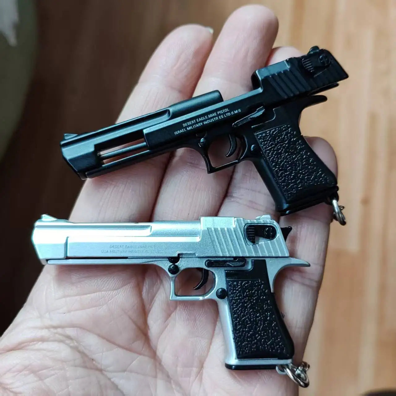 Detachable 1:4 Scale Desert Eagle Pistol Model Alloy Keychain Mini Toy Gun Weapon Keychain for Adult Kids Christmas Gift