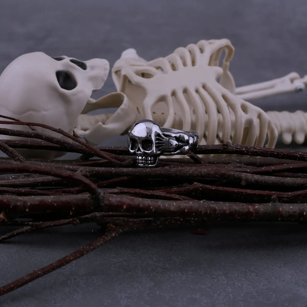 Gothic Hand Holding Skull Ring Men's Retro Rock Index Finger Hip Hop Ring Biker Street Simple Jewelry Gift Wooden Box