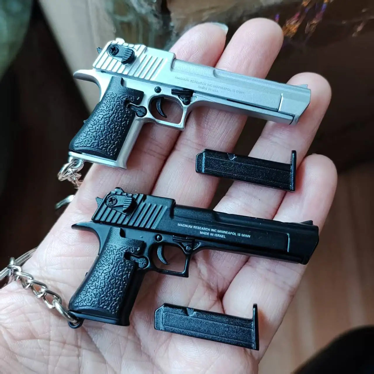 Detachable 1:4 Scale Desert Eagle Pistol Model Alloy Keychain Mini Toy Gun Weapon Keychain for Adult Kids Christmas Gift