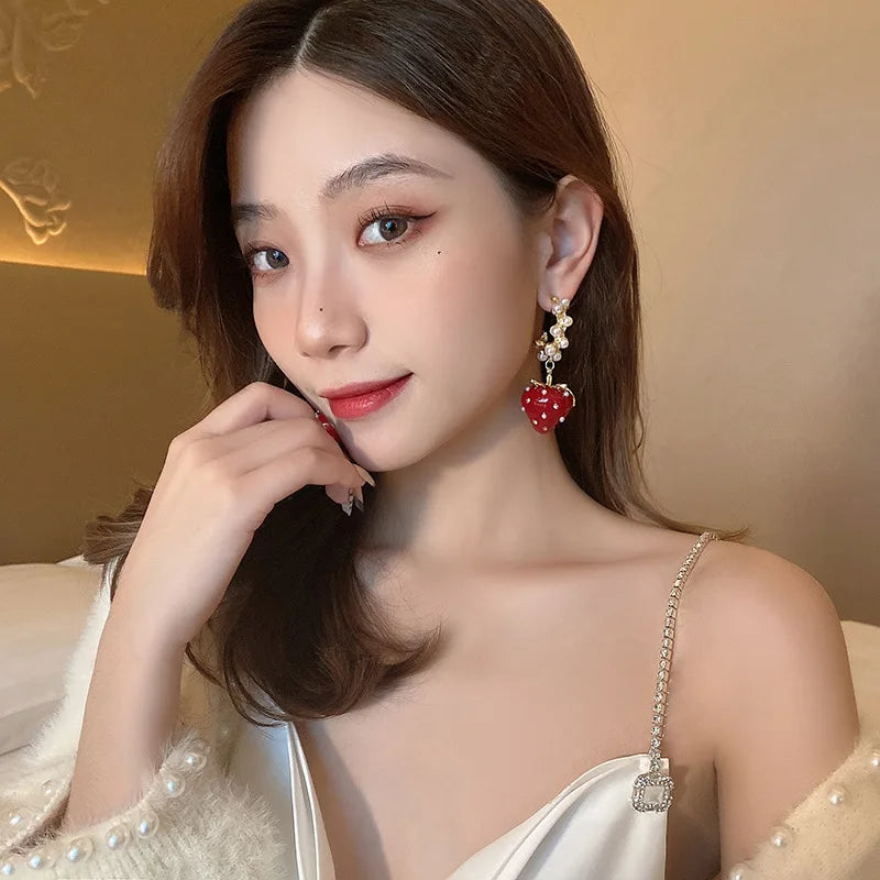 Vintage Pearl Rhinestone Strawberry C Drop Earrings for Women Sweet Romantic Gentle Dangle Earrings Exquisite Fashion Jewelry