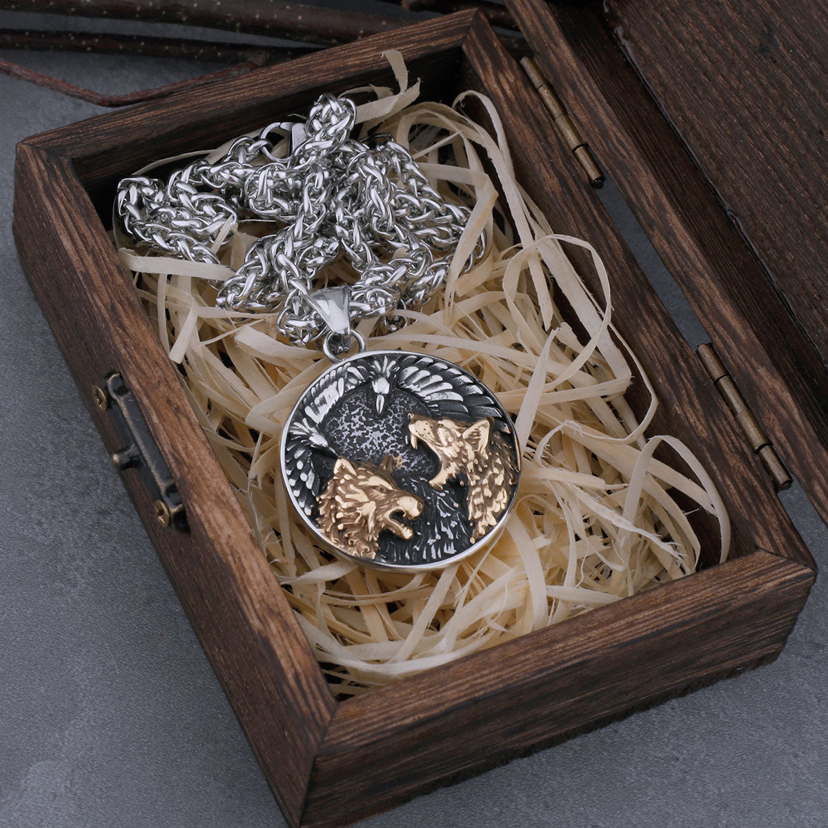 Men's Viking Wolf Head and Crow Road Sign Compass Necklace Nordic Wolf Animal Pendant Viking Wolf Stainless Steel Jewelry Gift